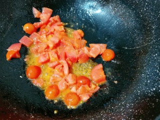番茄豆腐汤,锅里烧热，倒入食用油，再把番茄放入