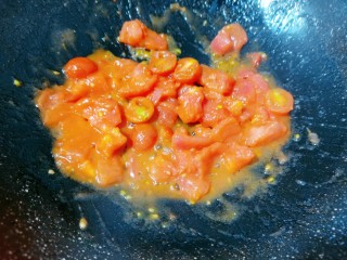 番茄豆腐汤,加入食用盐翻炒一会