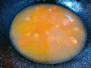 番茄豆腐汤,再加入姜片，适量清水