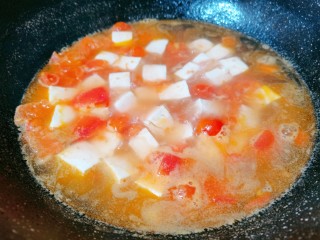番茄豆腐汤,翻拌均匀再继续煮开后，撒上鸡精