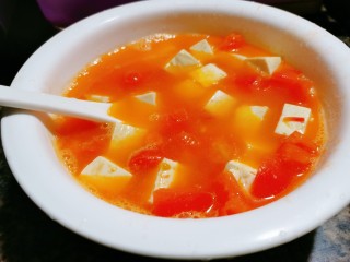 番茄豆腐汤,再盛到汤碗里