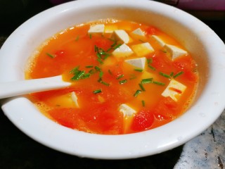 番茄豆腐汤,撒上少许葱花