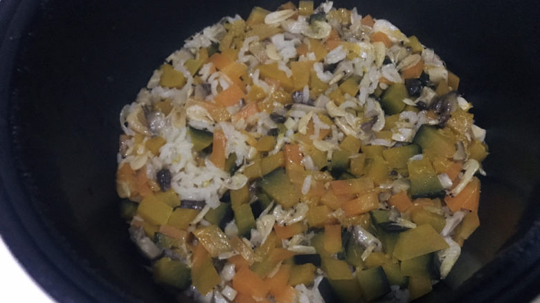 南瓜焖饭,饭煮熟开锅
