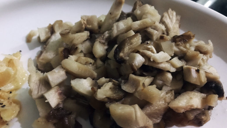 南瓜焖饭,香菇切成小粒
