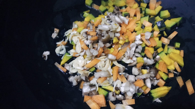 南瓜焖饭,起油锅，倒入所有食材翻炒