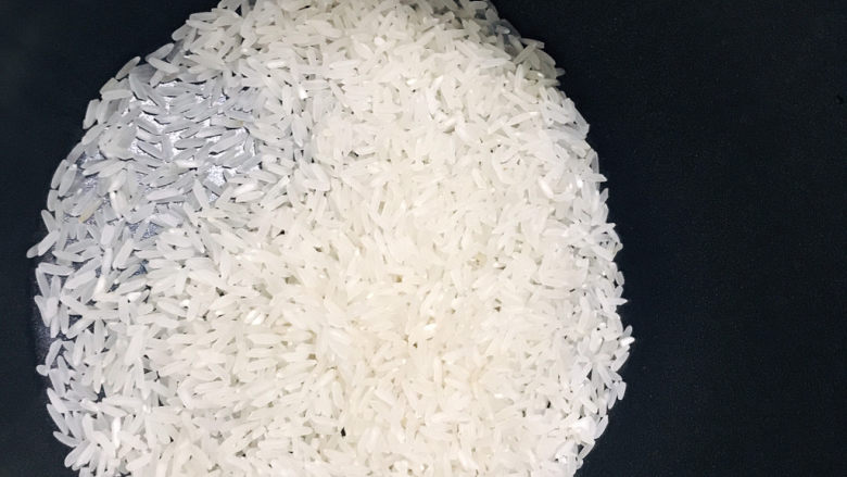 南瓜焖饭,取适量大米，洗干净