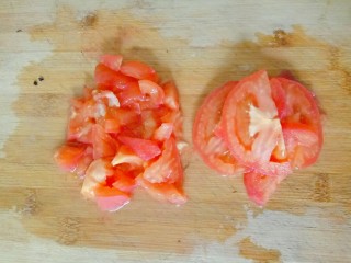 番茄豆腐汤,西红柿切碎，我还留了一半切成大片了