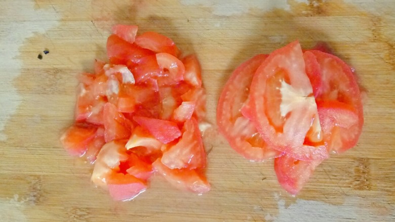 番茄豆腐汤,<a style='color:red;display:inline-block;' href='/shicai/ 3551'>西红柿</a>切碎，我还留了一半切成大片了