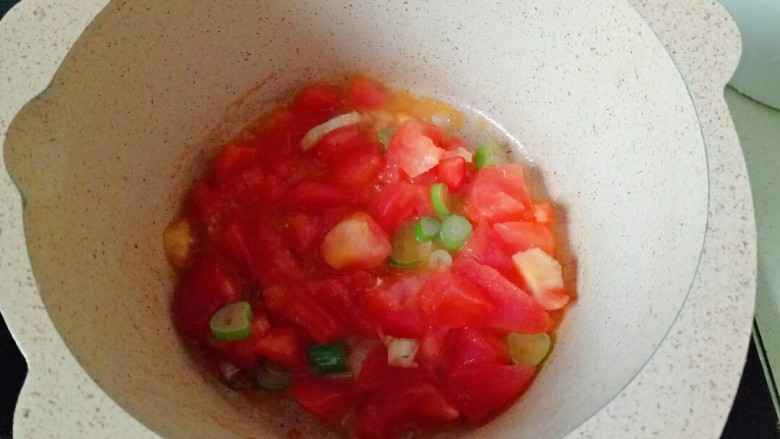 番茄豆腐汤,加入西红柿碎
