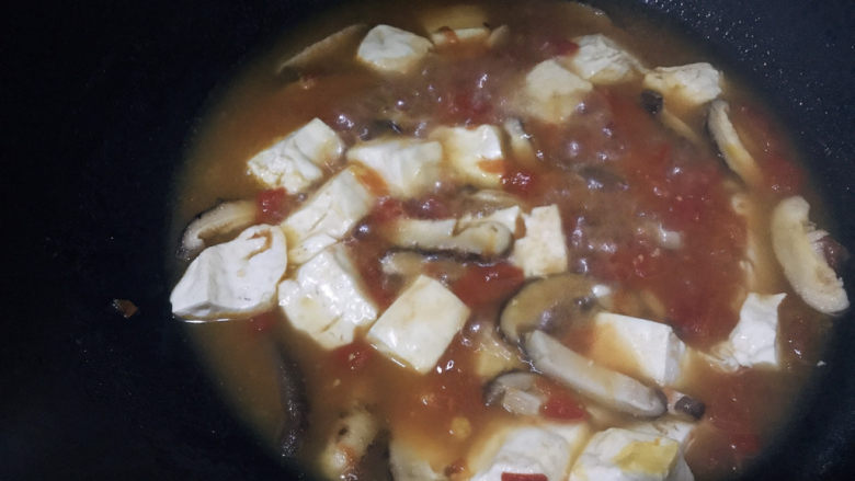 番茄豆腐汤,继续中火煮10分钟左右