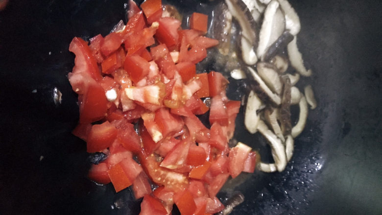番茄豆腐汤,接着放入番茄