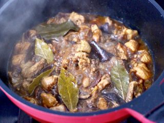 黄焖鸡架,大火炖煮至锅中汤汁浓稠，肉烂骨酥的时候。