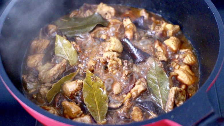 黄焖鸡架,大火炖煮至锅中汤汁浓稠，肉烂骨酥的时候。