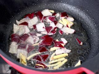 黄焖鸡架,油锅烧热后，爆香洋葱碎和姜丝。