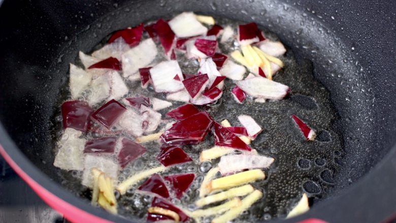 黄焖鸡架,油锅烧热后，爆香洋葱碎和姜丝。