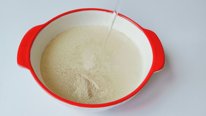 椒盐花卷,碗里放酵母粉，白砂糖加入清水255克。