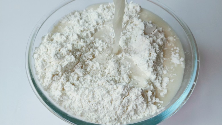 椒盐花卷,中筋面粉加入酵母水。