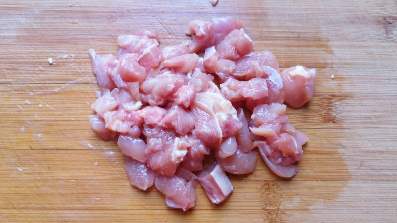 南瓜焖饭,将取下来的鸡腿肉切成小块。