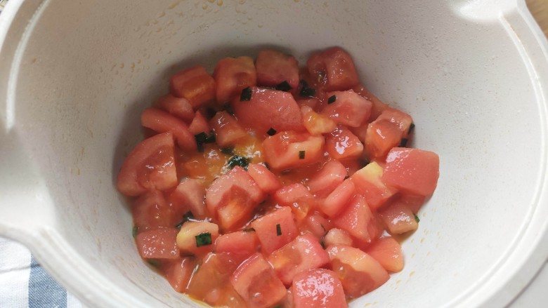番茄豆腐汤,加入番茄翻炒2分钟