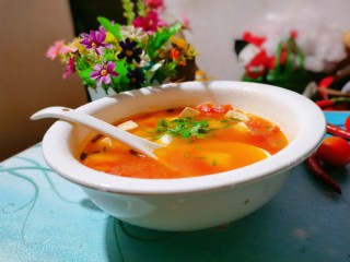番茄豆腐汤,番茄豆腐汤就做好了，天气冷了，要趁热喝哦！