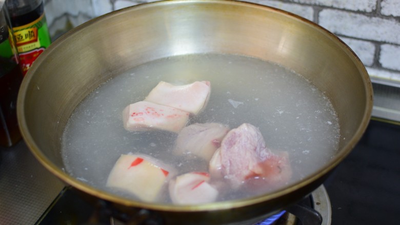 酸菜炖粉条,将猪肉放入锅中加入清水，开火煮至沸腾，撇出去浮沫，捞出猪肉。