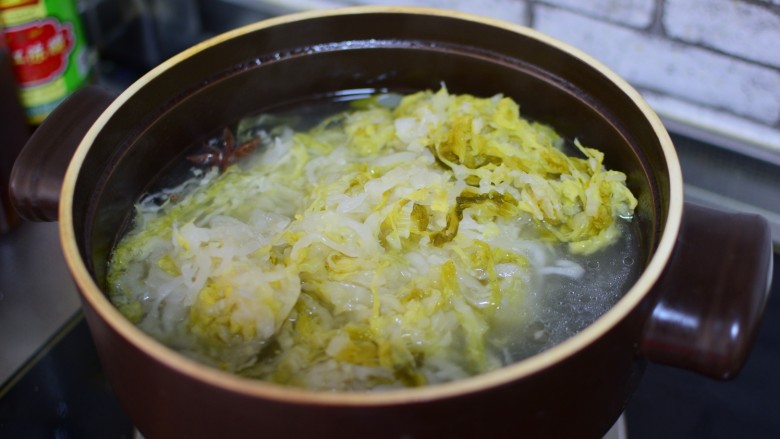 酸菜炖粉条,煮猪肉的水不要倒掉，直接把酸菜放入锅中。