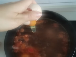 西红柿鸡蛋面,水开打入鸡蛋