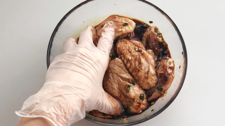 零厨艺都能做的蒜香蜂蜜蚝油鸡翅，好吃到舔手手,用手抓匀，让蚝油充分的包裹住鸡翅，腌制半小时。