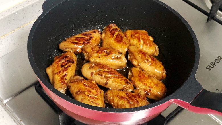 零厨艺都能做的蒜香蜂蜜蚝油鸡翅，好吃到舔手手,腌制好的鸡翅放入锅中煎至两面金黄。