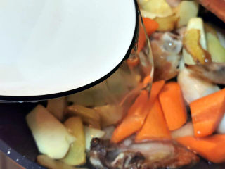 黄焖冬笋鸡,必须来些高汤或水浸过所有食材