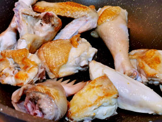 黄焖冬笋鸡,鸡块下锅並煎至两面金黄