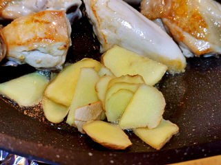 黄焖冬笋鸡,利用鸡油煎香姜片