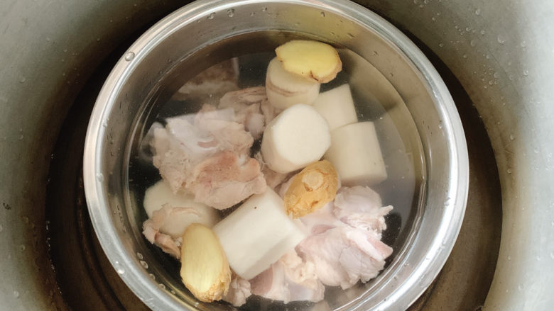 山药猪骨汤,入高压锅中，炖煮15分钟左右