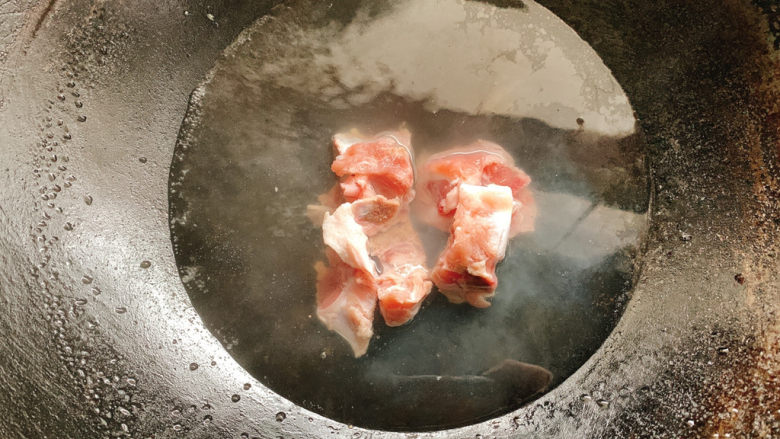 山药猪骨汤,猪骨洗净切块，也入水中汆烫。