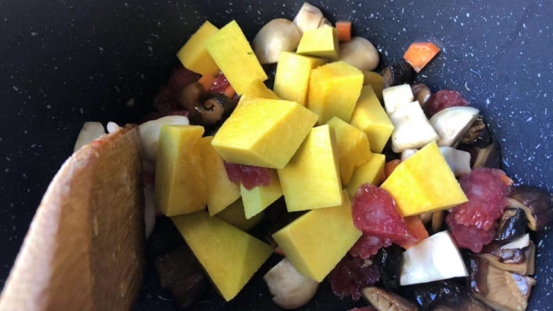 南瓜焖饭,倒入切好的食材下锅翻炒几分钟。