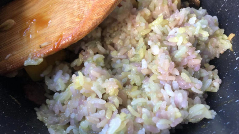 南瓜焖饭,放入米饭。