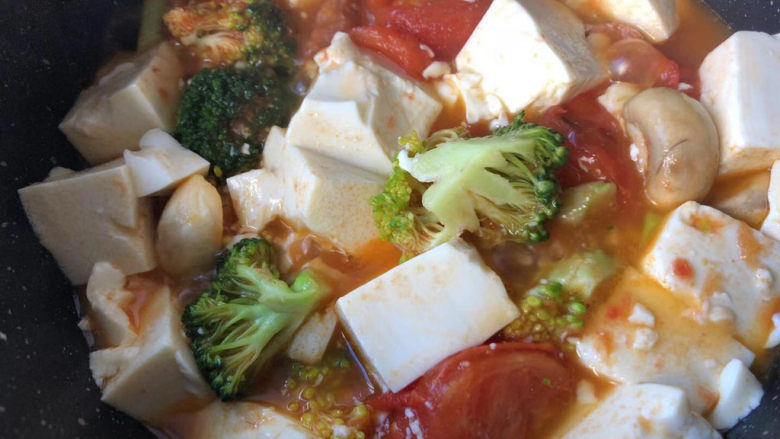 番茄豆腐汤,翻拌均匀后小火煮一两分钟即可。