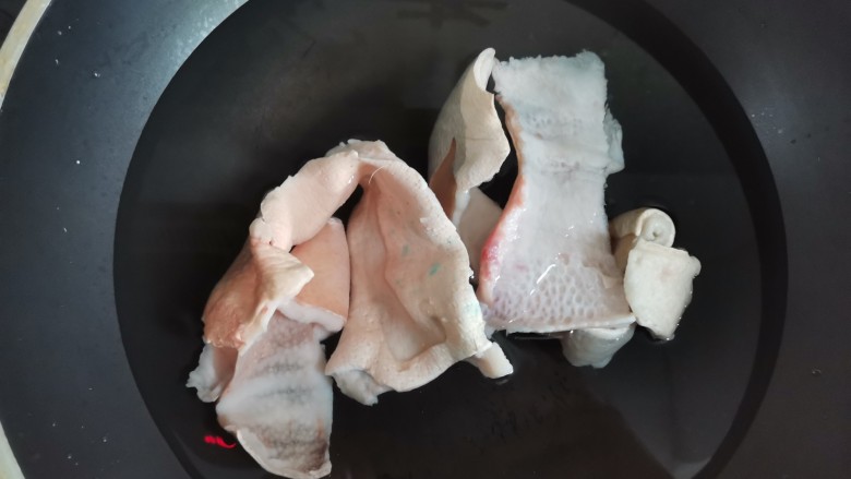 黄豆炖猪皮,猪皮解冻后放入锅里煮熟