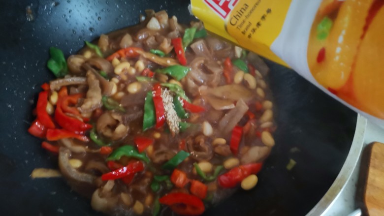黄豆炖猪皮,加入适量的鸡精翻炒均匀即可出锅