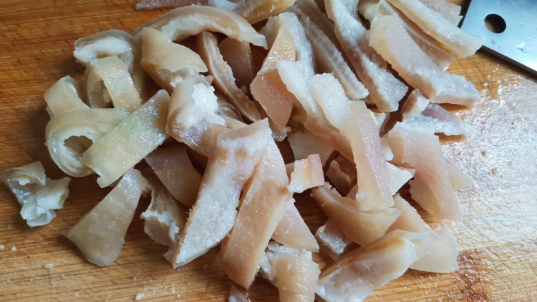 黄豆炖猪皮,煮熟后，把毛拔干净，切宽条