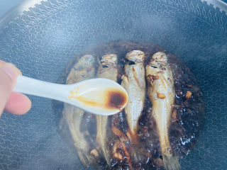 红烧小黄鱼,加入小半碗热水煮熟即可