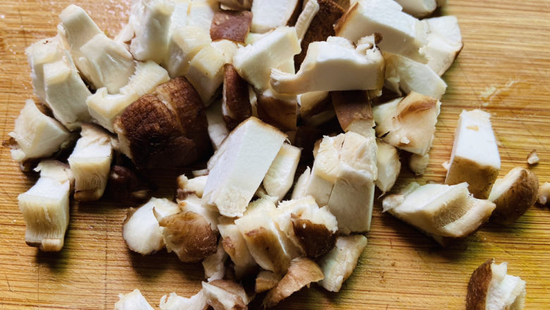 南瓜焖饭,香菇洗净切小块