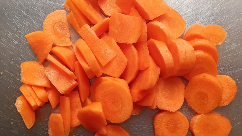 胡萝卜馒头,把胡萝卜切成薄片或者小块