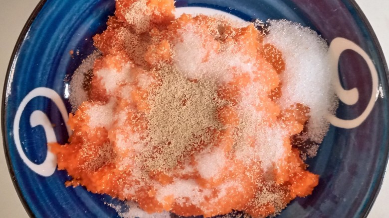 胡萝卜馒头,胡萝卜泥里面的水分不要去掉，直接倒入一个容器中，加入糖和酵母粉，搅匀