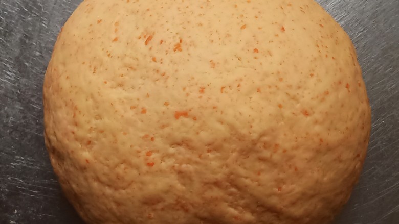 胡萝卜馒头,最后揉成光滑的面团，这个步骤大概15分钟左右，这时候面团大约520克