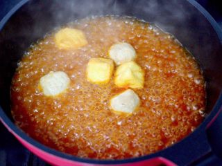酸辣米线,这个时候放入丸子和油豆腐煮2分钟左右。