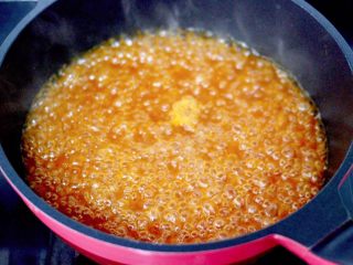 酸辣米线,大火煮沸后煮1分钟左右。