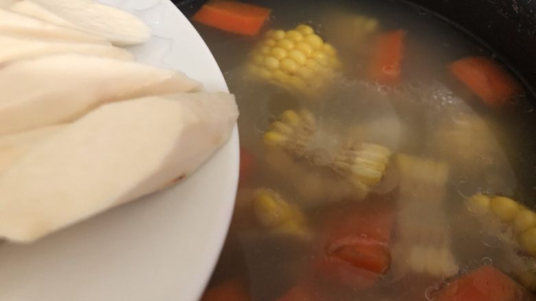 山药猪骨汤,加入到己煲了一个小时的汤锅里再煮半小时