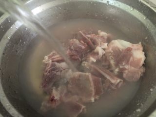 山药猪骨汤,加入开水烫几分钟，倒掉再过一下凉水，放入锅里加入适量的水