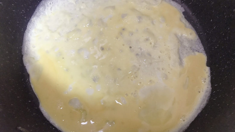 秋葵厚蛋烧,下一勺鸡蛋液